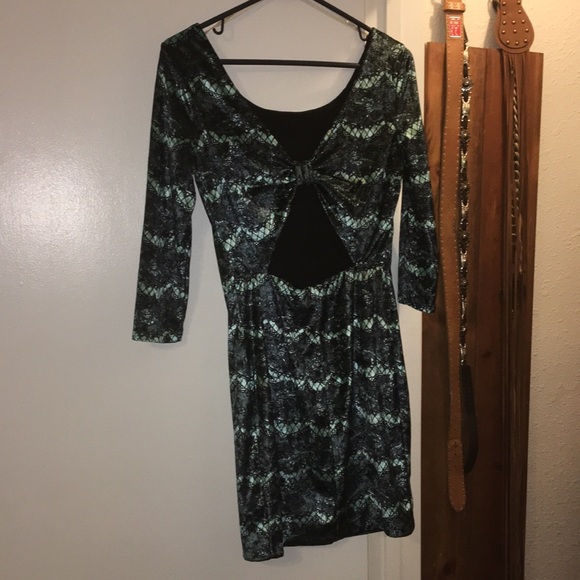 Gorgeous mini dress with open back and sleeves! - Picture 3 of 3